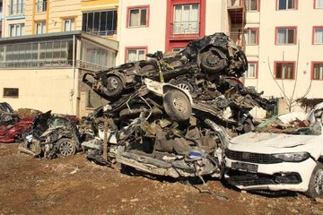 ENKAZDAN ÇIKARILAN HURDA ARAÇLAR, ÜST ÜSTE KONULDU