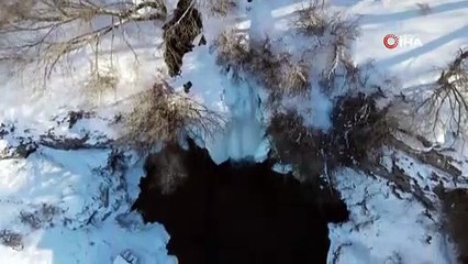 Buz tutan şelale kartpostallık görüntüler oluşturdu