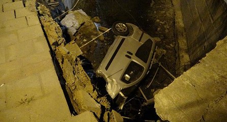 İzmir’de hafif ticari araç dereye uçtu
