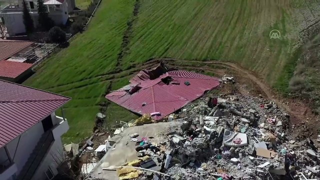 Deprem köyü ikiye böldü