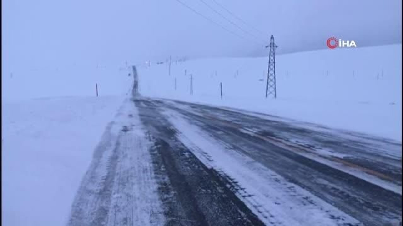 Sahara Geçidi'nde etkili olan kar yağışı ve tipi ulaşımı olumsuz etkiliyor