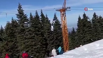 Uludağ’da bir kayakçı telesiyejde böyle asılı kaldı
