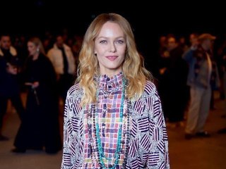 Hommage à Patrick Dupond à l’Opera de Paris : tous les people en noir a l’exception de Vanessa Paradis dans une tenue qui détonne pour l’oc...