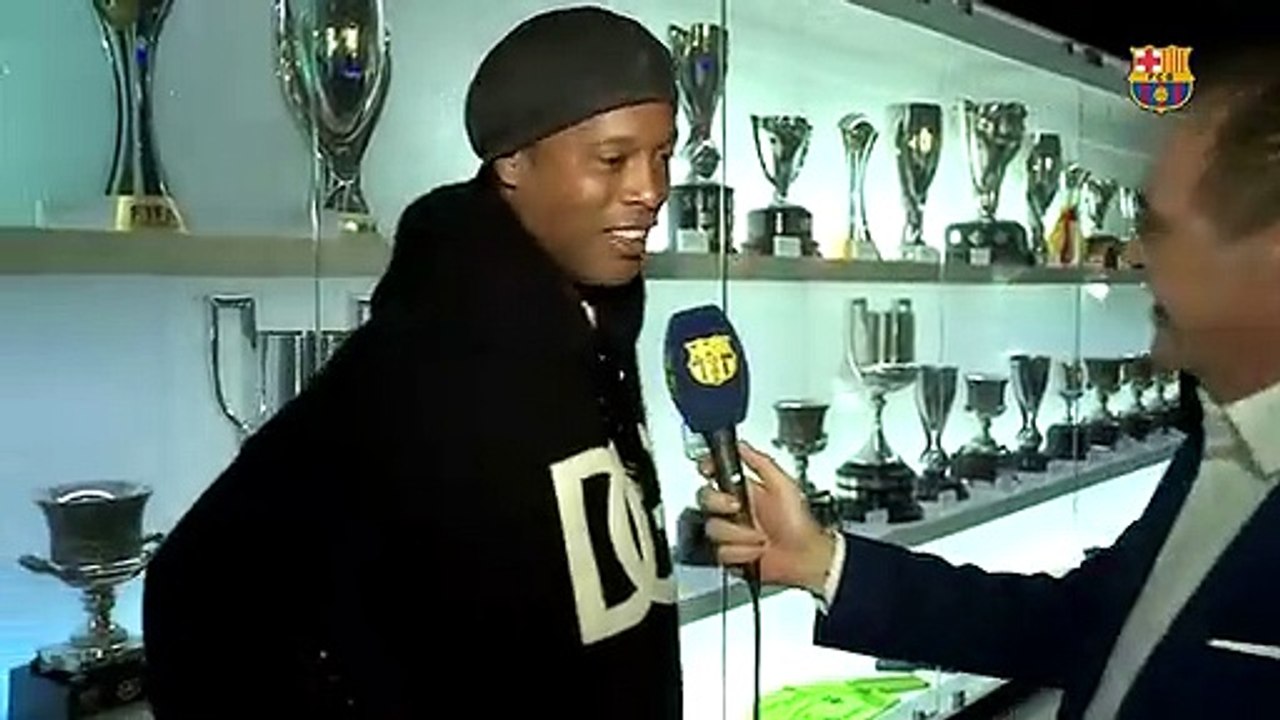Ronaldinho entrega su Balón de Oro al Museo del FC Barcelona / FCB