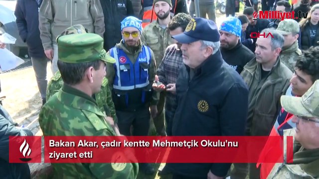 Bakan Akar, çadır kentte Mehmetçik Okulu'nu ziyaret etti