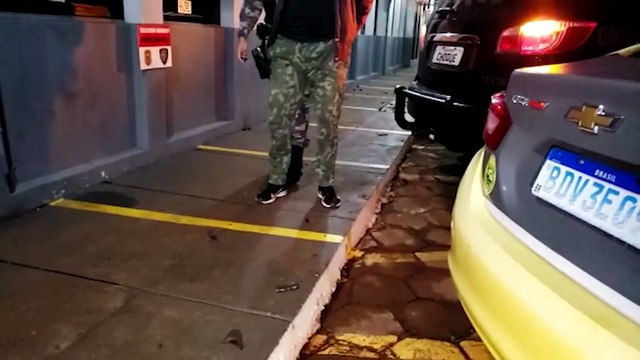 Condutor embriagado faz manobras na frente da Choque e acaba preso