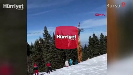 Uludağ'da kayakçının telesiyejin demirine asılı kaldığı anlar kamerada