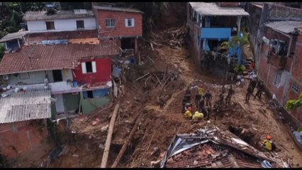 Tải video: Inondazioni in Brasile, si scava nel fango: decine di dispersi