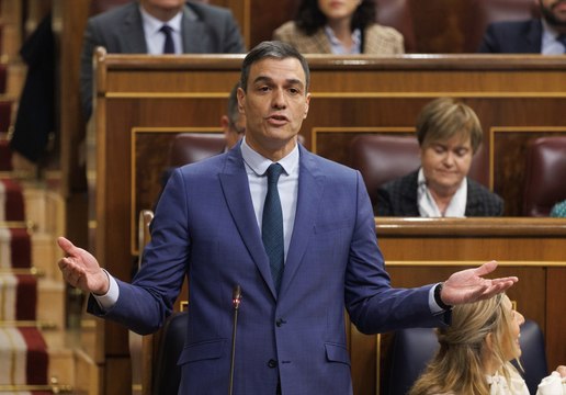 Sánchez defiende las políticas sociales y económicas del Gobierno frente a un PP que no suma