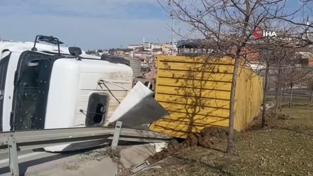 Viraja hızlı giren tır devrildi: 1 yaralı