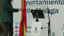 La concejala de Ciudadanos, Noelia Losada, coloca la bandera junto al atril del Ayuntamiento de Málaga