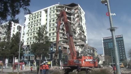 89 kişiye mezar olan Diyar Galeria İş Merkezi'nde yıkım çalışmaları devam ediyor