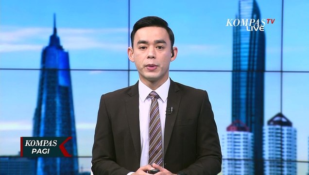 Banjir di Wilayah Jakarta: Warga Jatinegara Terobos Genangan AIr untuk Cari Kebutuhan Makan!