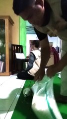 Menjahit Karung Beras