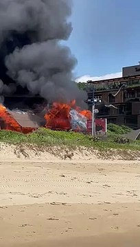 Incêndio atinge Warung na Praia Brava em Itajaí