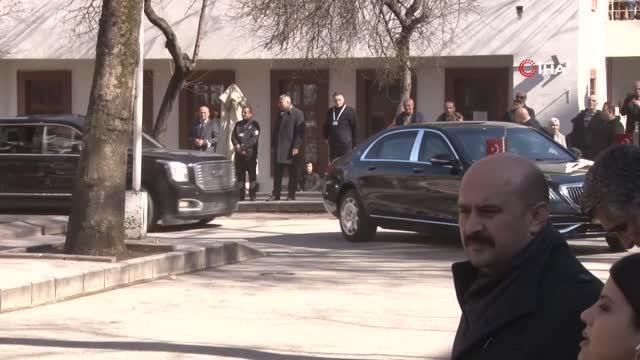 Cumhurbaşkanı Erdoğan ve eşi Emine Erdoğan depremzede çocukları hastanede ziyaret etti