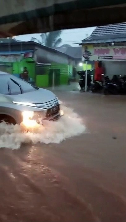 Saluran Drainase Buruk! Jalan Sekumpul dan Tanjung Rema Jadi 'Sungai'