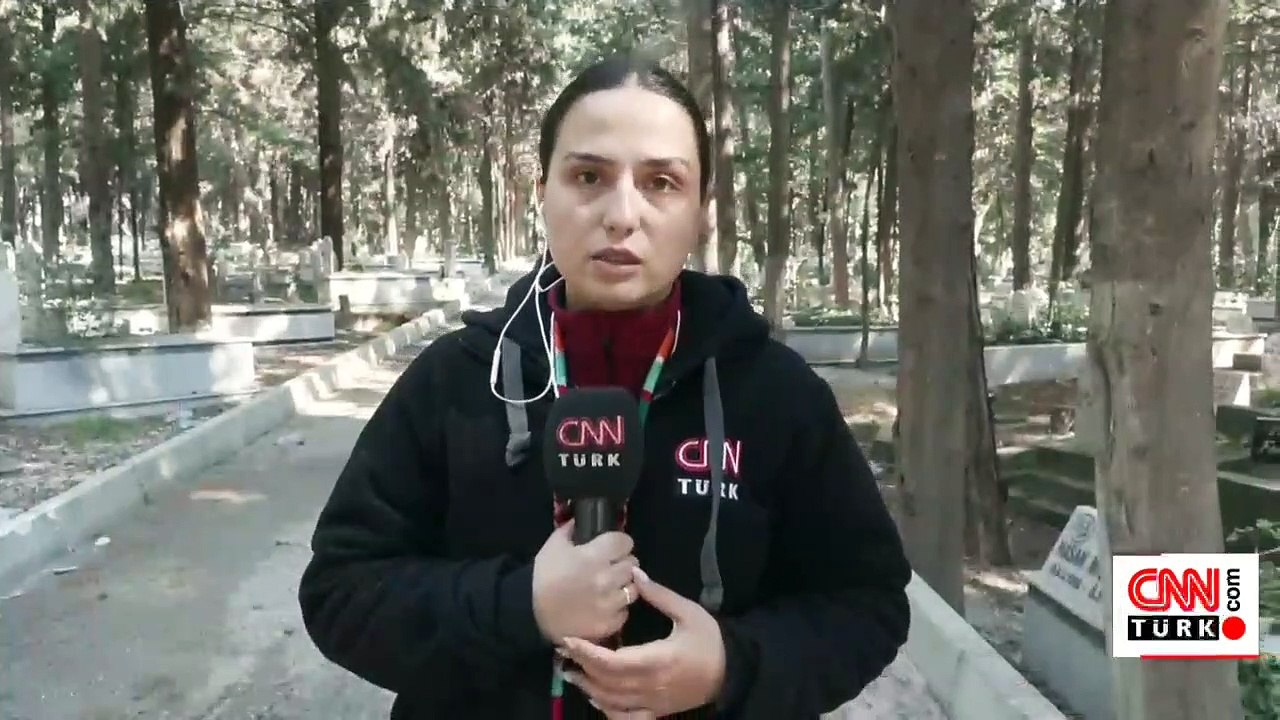 Mezarlıklar da depremde hasar aldı