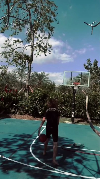 Sur l'une des vidéos, on peut voir Joalukas très à l'aise avec la balle, enchaîné les paniers Joalukas, le fils de Yannick Noah très doué au basket.