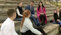 Sánchez aparece en un nuevo vídeo propagandístico conversando con varios refugiados ucranianos