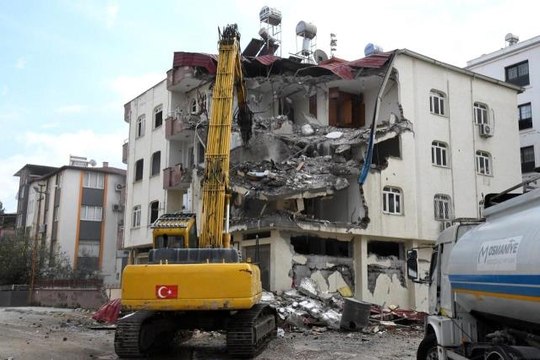 Osmaniye Barosu ağır hasarlı binaların yıkılmasına tedbiren durdurma kararı aldırdı