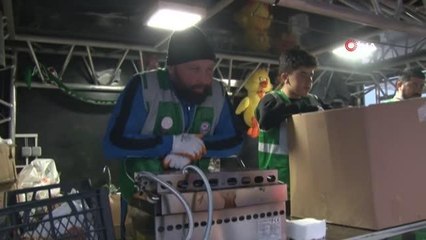 Depremden kurtulan Muhammed, depremzedelere gönüllü bir şekilde yardım ediyor