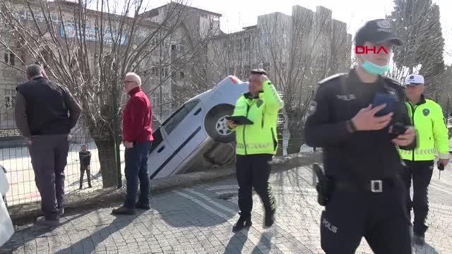 OTOMOBİL, OKUL BAHÇESİNİN ÇİTLERİNİ AŞIP DUVARDA ASILI KALDI, 1 VELİ AĞIR YARALANDI