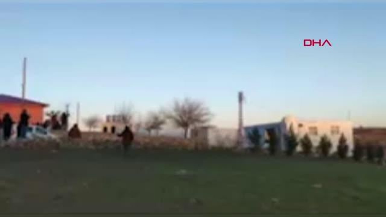 DİYARBAKIR'DA, DEPREMDE HASAR GÖREN 3 CAMİNİN MİNARESİ KONTROLLÜ OLARAK YIKILDI