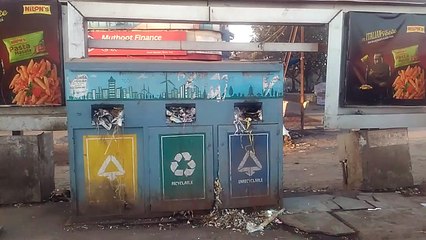 कचरा बॉक्स भरा, नहीं कर रहे खाली
