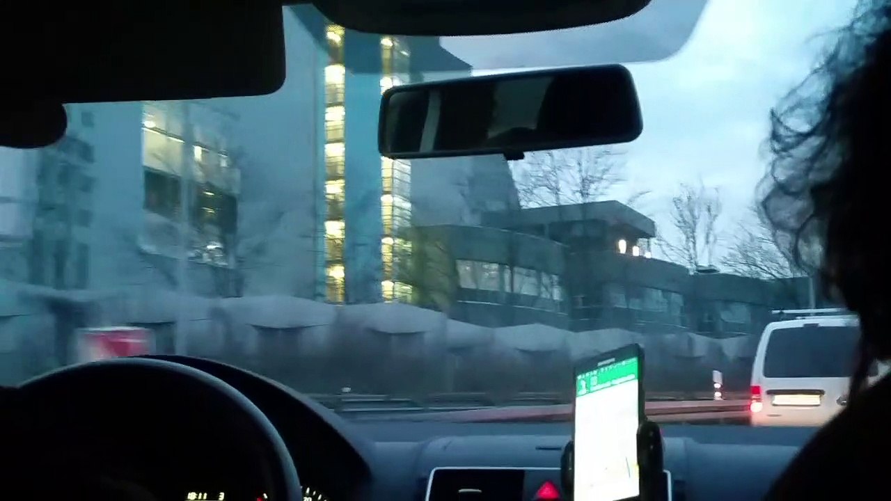 Firmengebäude mit vielen Fenstern