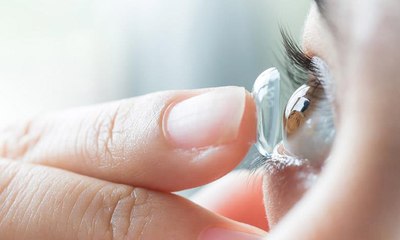 شاب يفقد البصر بسبب النوم بالعدسات