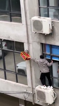 Un homme courageux sauve un chat en risquant sa vie