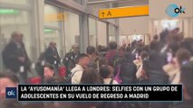 La ‘ayusomanía’ llega a Londres: selfies con un grupo de adolescentes en su vuelo de regreso a Madrid