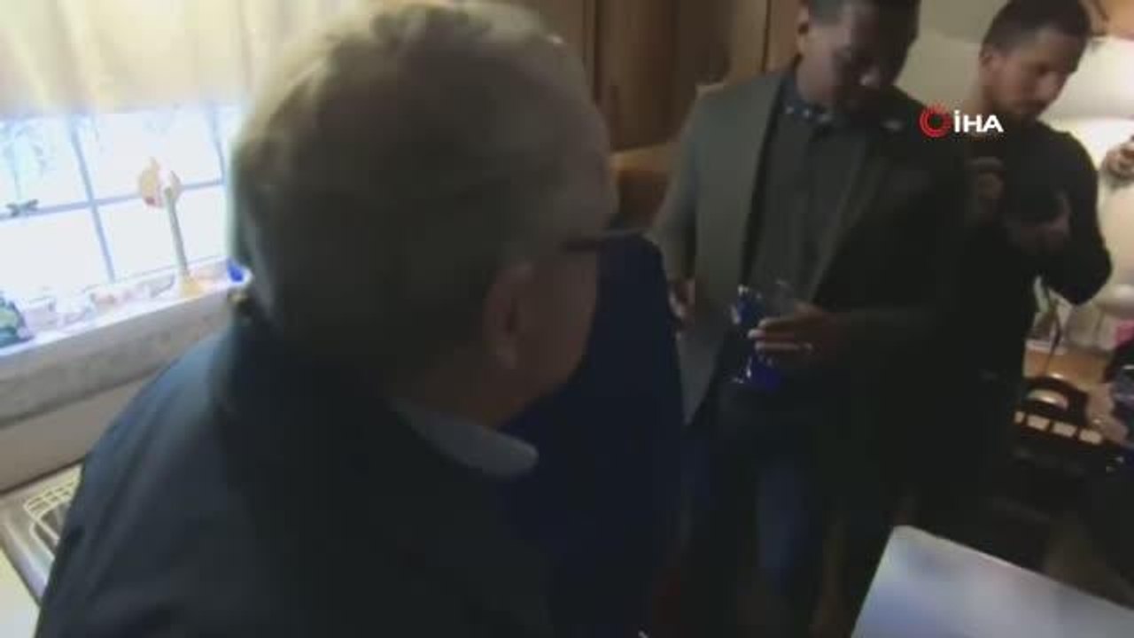 Validen kimyasal sızıntının olduğu bölgede musluk suyu içerek "güvenli" mesajı