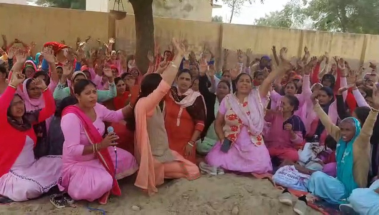 नियमित करने की मांग पर आंगनबाड़ी कार्यकर्ता सडक़ पर उतरीं