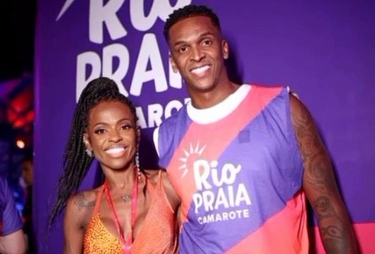 Mulher de Jô, ex-Corinthians, surta e arma barraco em camarote