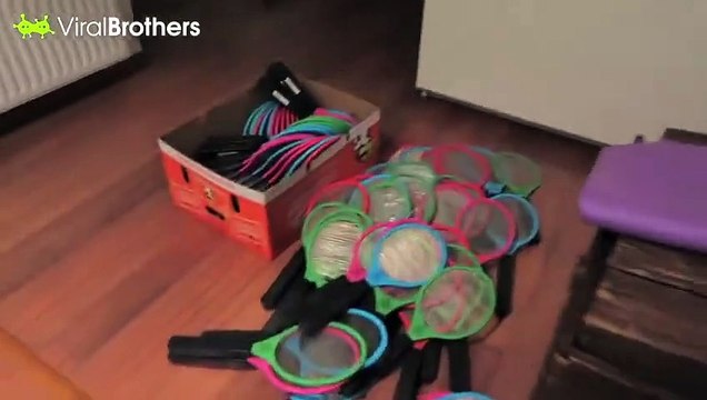 Erkek Arkadaşından Elektronik Sinek Öldürücü Raketlerle Feci Şekilde İntikam Alan Kız