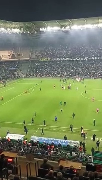 Sahada dayanışma, tribünde rezalet!