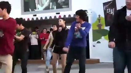 Bu Nasıl Bir Kadın Böyle