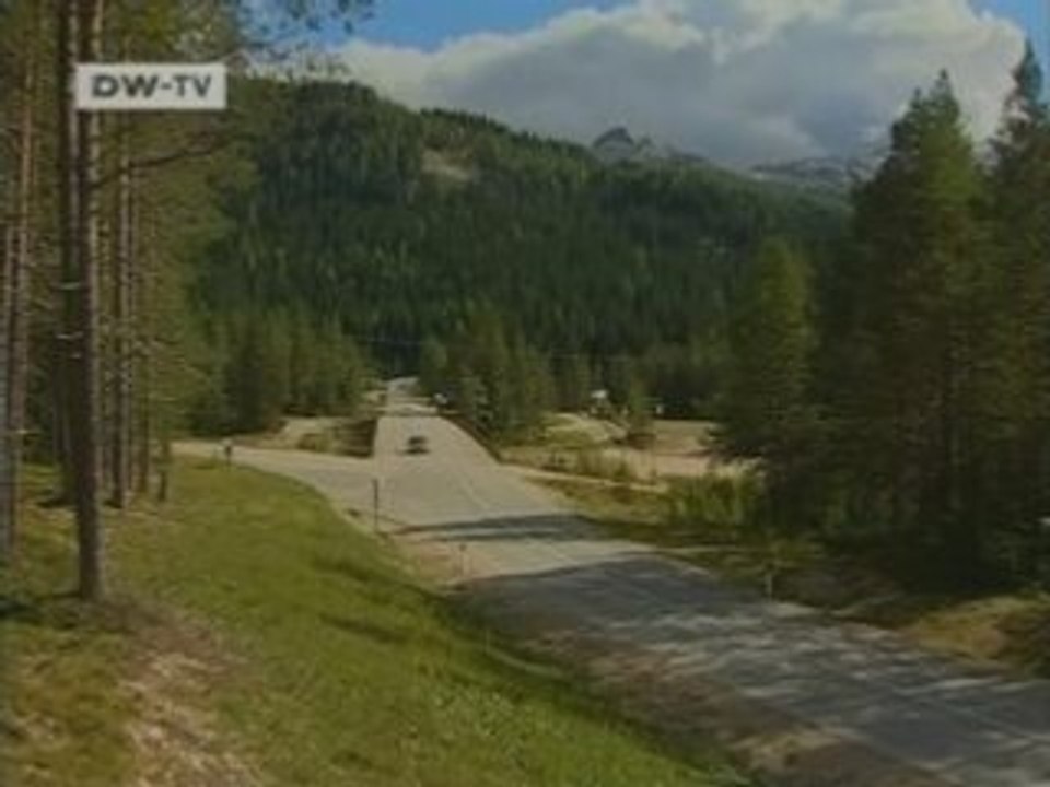 2007 - BMW Z4 Coupe vs Porsche Cayman