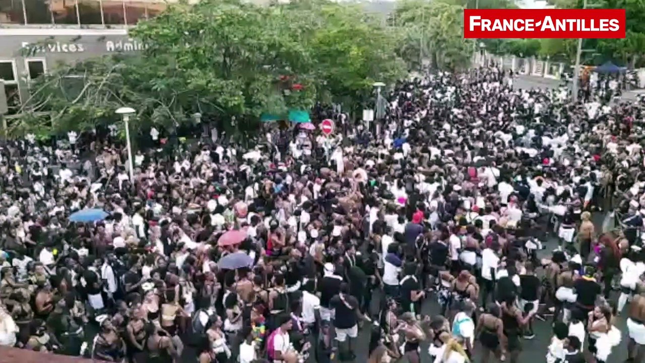 Foule char trace, carnaval Martinique