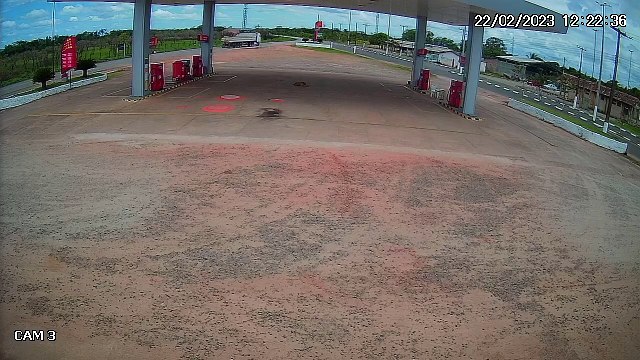 VÍDEO: Caminhão carregado com madeira tomba e mata dois