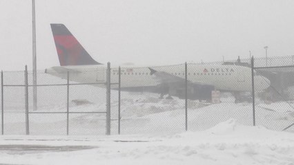 美 29개 주 '겨울 폭풍' 경보...항공기 1천300편 취소 / YTN