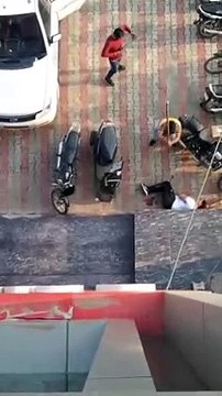 देखिए घटना की लाइव VIDEO...दो बदमाश डंडे से करते रहे बेरहमी से पिटाई, दो करते रहे पिस्टल से फायर