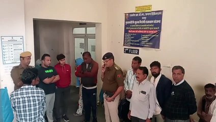 देखिए घटना की लाइव VIDEO...दो बदमाश डंडे से करते रहे बेरहमी से पिटाई, दो करते रहे पिस्टल से फायर