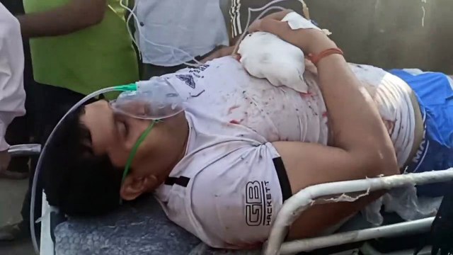 देखिए घटना की लाइव VIDEO...दो बदमाश डंडे से करते रहे बेरहमी से पिटाई, दो करते रहे पिस्टल से फायर
