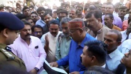 बीजेपी के पूर्व अध्यक्ष और बेटे से सरेआम मारपीट, वीडियो वायरल