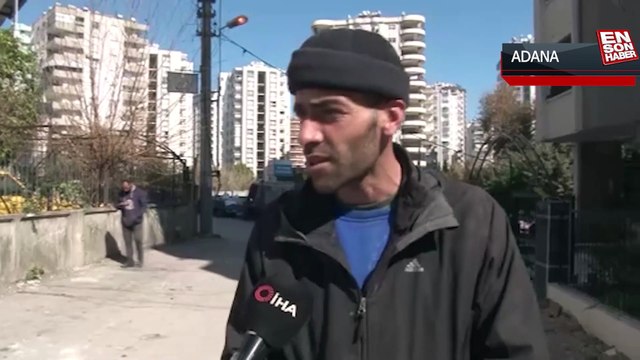 Yıkılacak binadaki eşyaları taşıyan hurdacı: Yıkılırsa diyecek bir şey yok