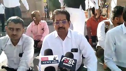 अधिवक्ताओ का आंदोलन जारी, हाईकोर्ट के मुख्य द्वार पर जुटे अधिवक्ता