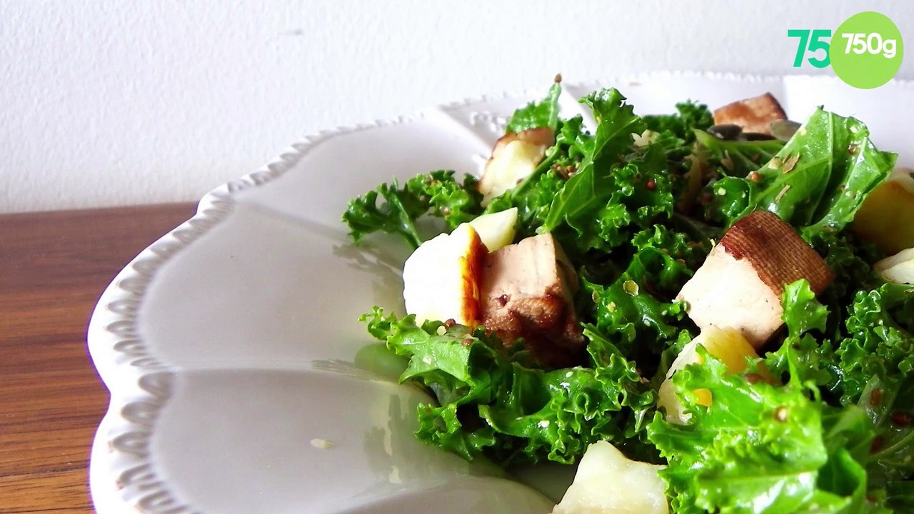 Salade de kale, petits pois, tofu fumé et halloumi